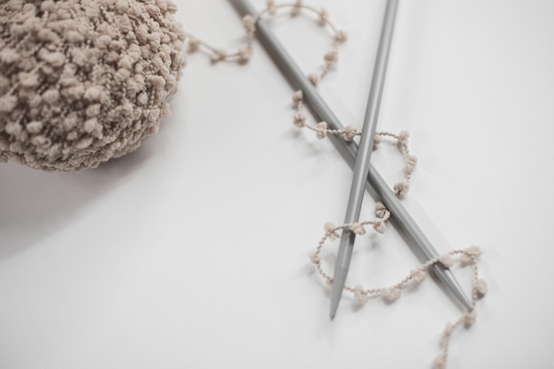 Detaliu cusătură manuală pe material natural